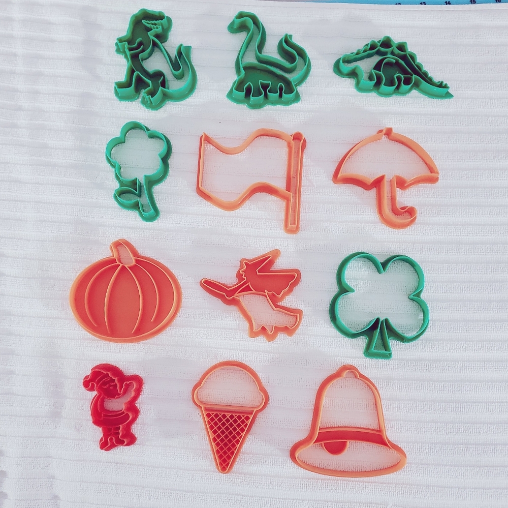 FARBERWARE 12 Piece Dinosaur/ Holiday/ Random Set